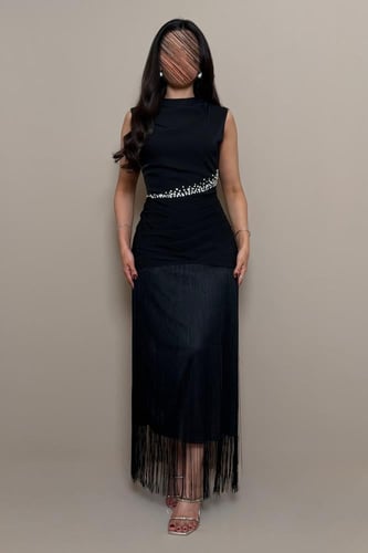 فستان سهرة اسود بتفاصيل كريستالية وأهداب أنيقة