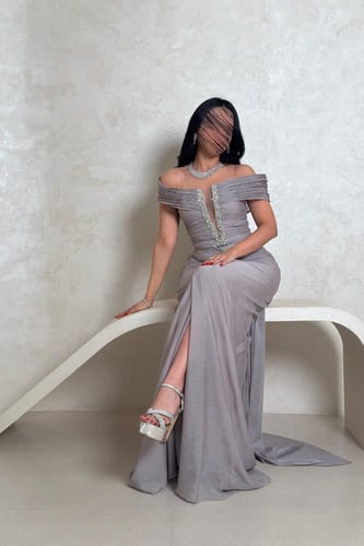 فستان رمادي موف لامع بتصميم أوف شولدر وتفاصيل فاخر...