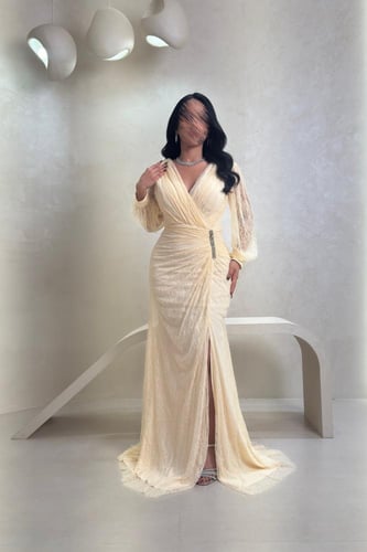 فستان اصفر دانتيل بتصميم ملفوف وتفاصيل لامعة