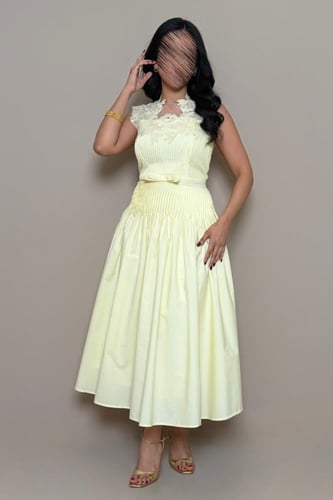 فستان أنثوي بتصميم راق يجمع بين النعومة والفخامة