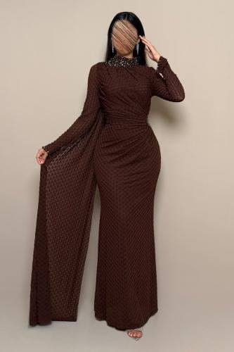فستان سهرة بني بكسرات جانبية مع شال