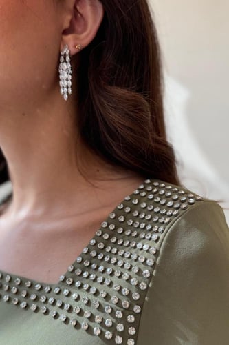 فستان سهرة زيتي بأكمام مفتوحة وتطريز لؤلؤي