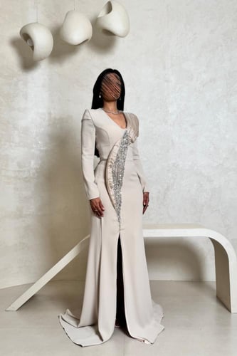 فستان بيج مطرز بتفاصيل فخمة على الكتف