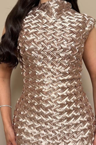 فستان ذهبي بنقشة متداخلة وقصة انسيابية