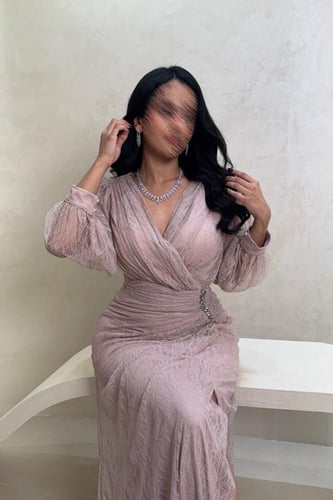 فستان دانتيل بلمسة ناعمة وتفاصيل كريستال على الخصر