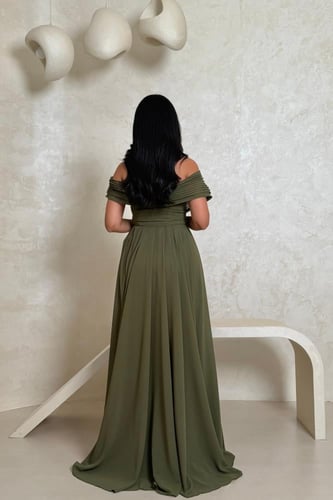 فستان زيتي مطرز بفصوص لامعة وفتحة جانبية