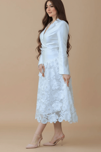 طقم تنورة وبلوزة راقٍ وأنيق يجمع بين الفخامة والأن...