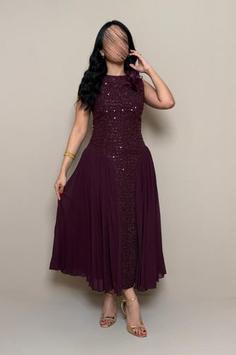 فستان بنفسجي بقصة خصر محددة ولمسة زهرية أنيقة