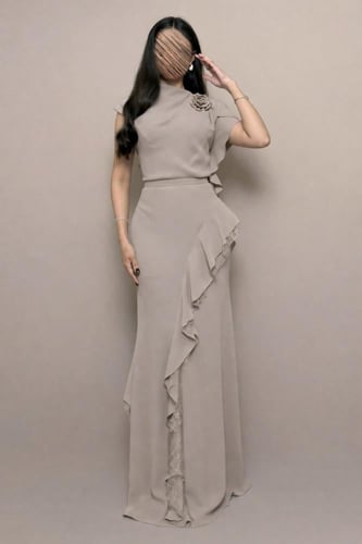 فستان بلون ترابي بتفاصيل كشكش جانبية ووردة مطرزة أ...