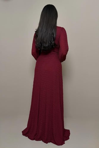 فستان عنابي بطبقات انسيابية بتفاصيل أنثوية راقية