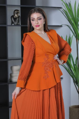 فستان طويل أنيق بكسرات وتطريز كريستال