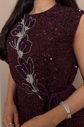 طقم بنفسجي بتصميم أنثوي انسيابي وتفاصيل زهرية ناعم...