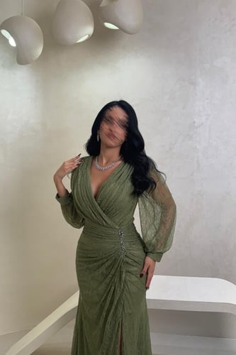 فستان دانتيل زيتي بتفاصيل كريستال وقصّة ملفوفة راق...