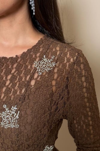 فستان بني مطرّز بتصميم أنيق من مليحة