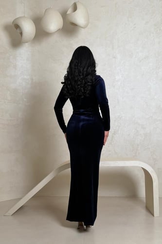 فستان كحلي مخملي بتصميم لف وسلسلة ذهبية