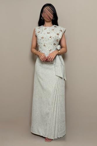 فستان رمادي كتان بتصميم مميز أنثوي وأكمام منسدلة ر...