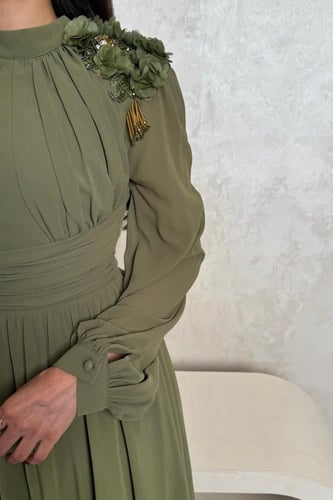 فستان زيتي طويل بتطريز ورود على الأكتاف