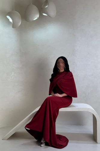 فستان أحمر مطرز بتفاصيل فاخرة مع جاكيت أنيق