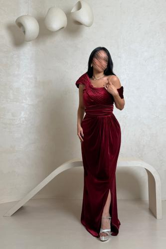 فستان عنابي مخملي بكتف واحد وفتحة جانبية