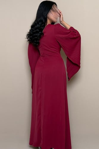 فستان سهرة عنابي بتفصيل خصر ناعم