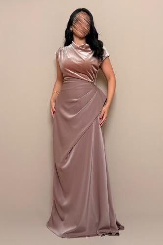 فستان أنيق بقصة لف باللون النود