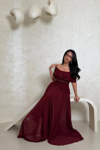 فستان عنابي أوف شولدر مزين بفصوص لامعة