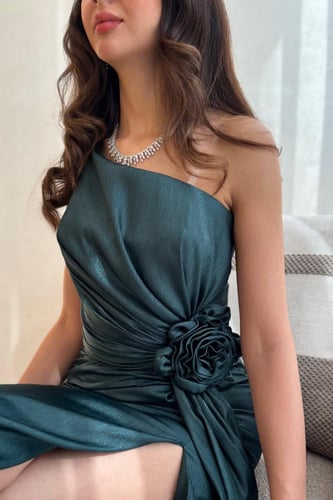 فستان سهرة أخضر غامق كت مزين بوردة على الخصر مع فت...