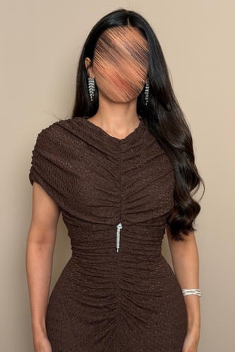 فستان بني بقصة انسيابية وتفاصيل أنيقة