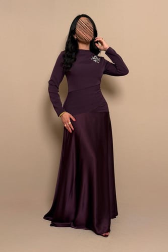 فستان بنفسجي أنيق بتفاصيل جانبية ولمسة فخامة