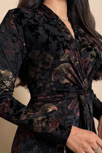 فستان أسود مخملي بتطريز زهور فاخرة