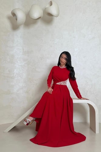 فستان أحمر مطرز بفصوص لامعة وأكمام طويلة