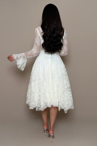 فستان دانتيل أوف وايت بأكمام شفافة وأزرار أمامية