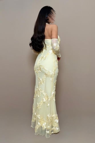 فستان اصفر بتطريزات بارزة وقصة أنثوي