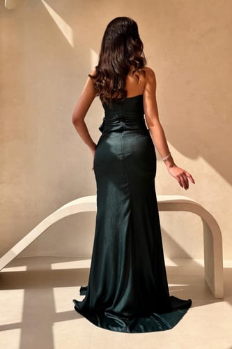 فستان سهرة أخضر غامق كت مزين بوردة على الخصر مع فت...