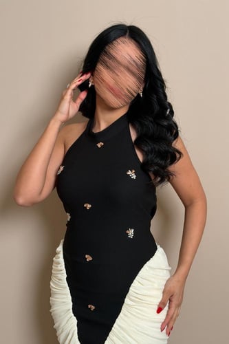 فستان أسود وأبيض بتصميم عصري من مليحة