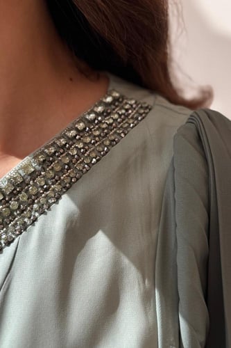 فستان زيتي بأكمام كشكش وتطريز ناعم عند الياقة