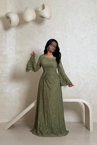 فستان دانتيل اخضر بتفاصيل لؤلؤية وأكمام واسعة