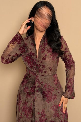 فستان بني بنقشة زهور وقصة لف أنثوية