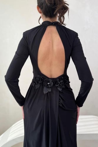 فستان سهرة اسود بكم طويل وتصميم انيق مع فتحة ظهر