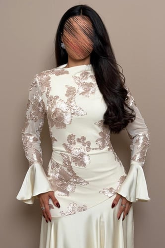 فستان بيج فخم بتفاصيل ورد ساتان بارزة