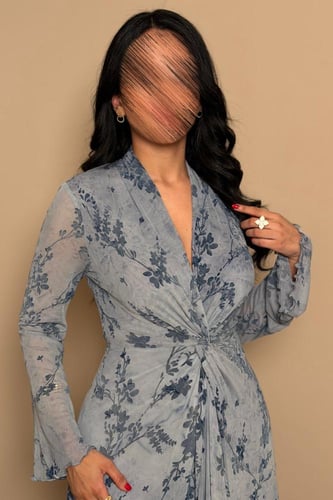 فستان سماوي بنقشة زهور وقصة لف أنثوية