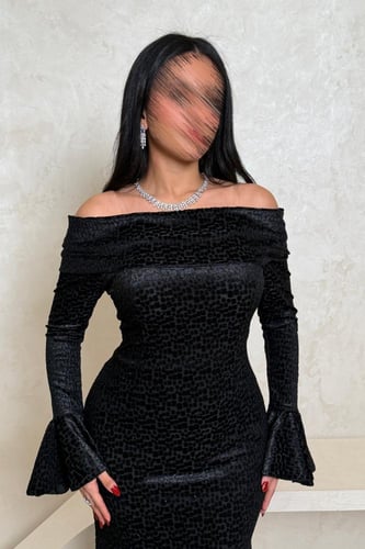 فستان أسود مخملي بتصميم أوف شولدر فخم