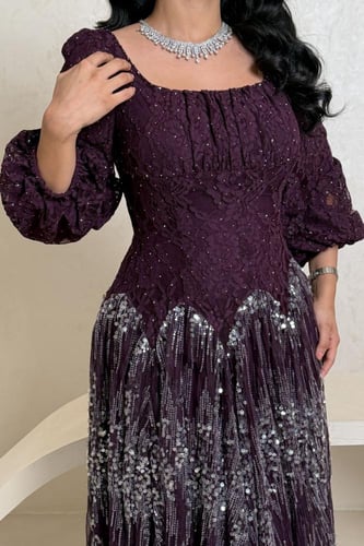 فستان بنفسجي مطرز بتفاصيل لامعة وأكمام منفوخة