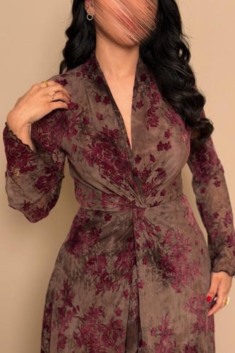 فستان بني بنقشة زهور وقصة لف أنثوية