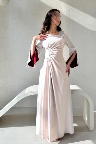 فستان بيج بتفاصيل لؤلؤية وأكمام خمري فاخرة