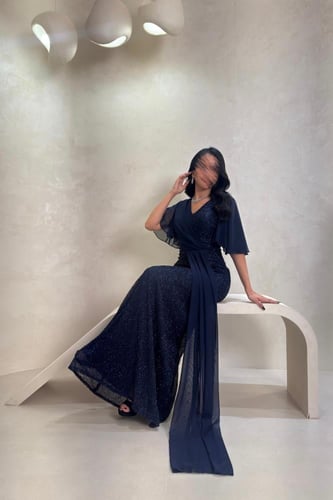 فستان سهرة كحلي براق بقصّة ملفوفة وأكمام شيفون