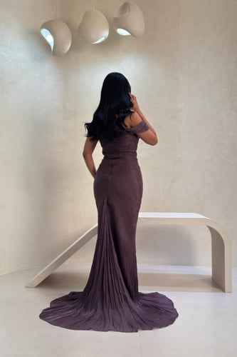 فستان بنفسجي مطرز بتصميم مكسر وأكتاف ساقطة