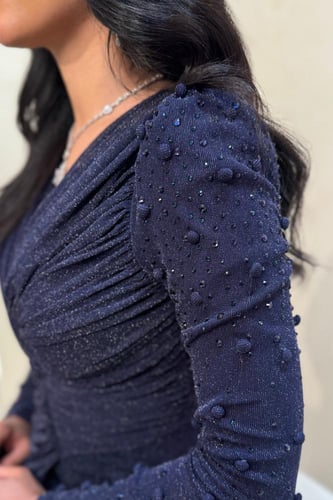 فستان كحلي لامع بتصميم لف أنيق