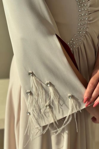 فستان بيج بتفاصيل لؤلؤية وأكمام خمري فاخرة
