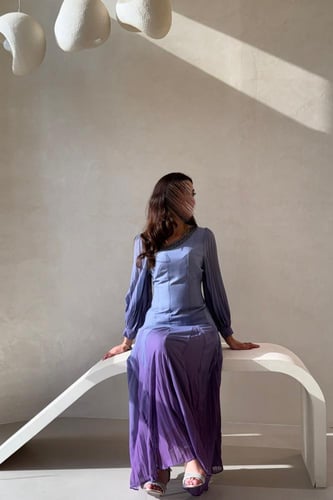 فستان بنفسجي متدرّج بأكمام منسدلة وتفاصيل كسرات نا...